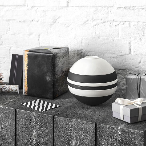 La Boule, Black & White
