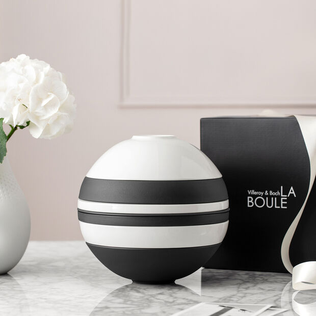 La Boule, Black & White