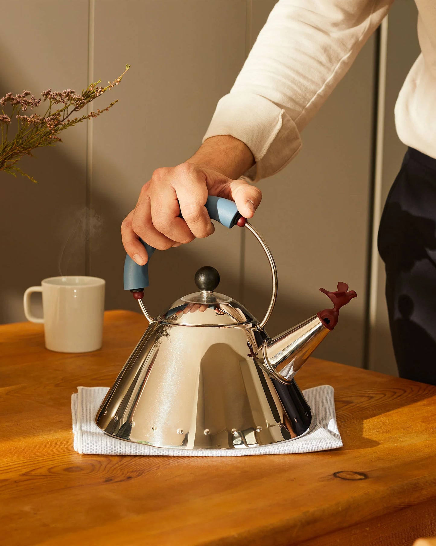 Kettle with bird-shaped whistle, Blue