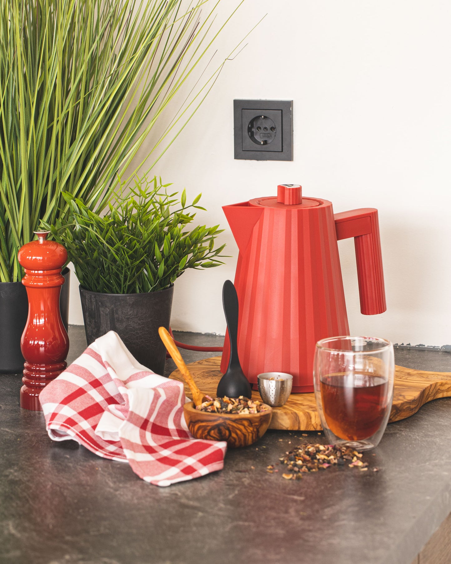 Plissé Electric Kettle 1L, Red